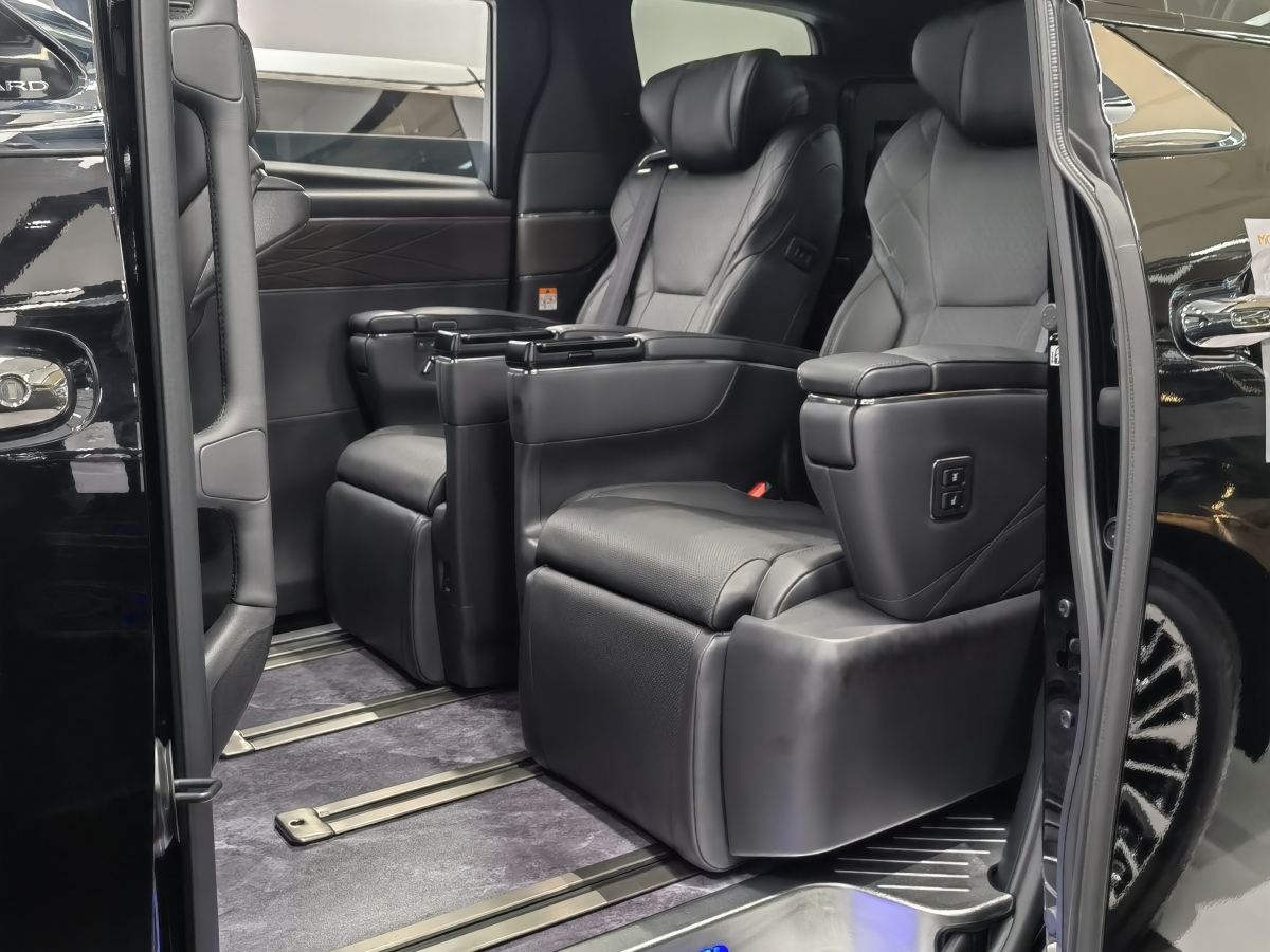 Toyota Alphard 2024 car image #8