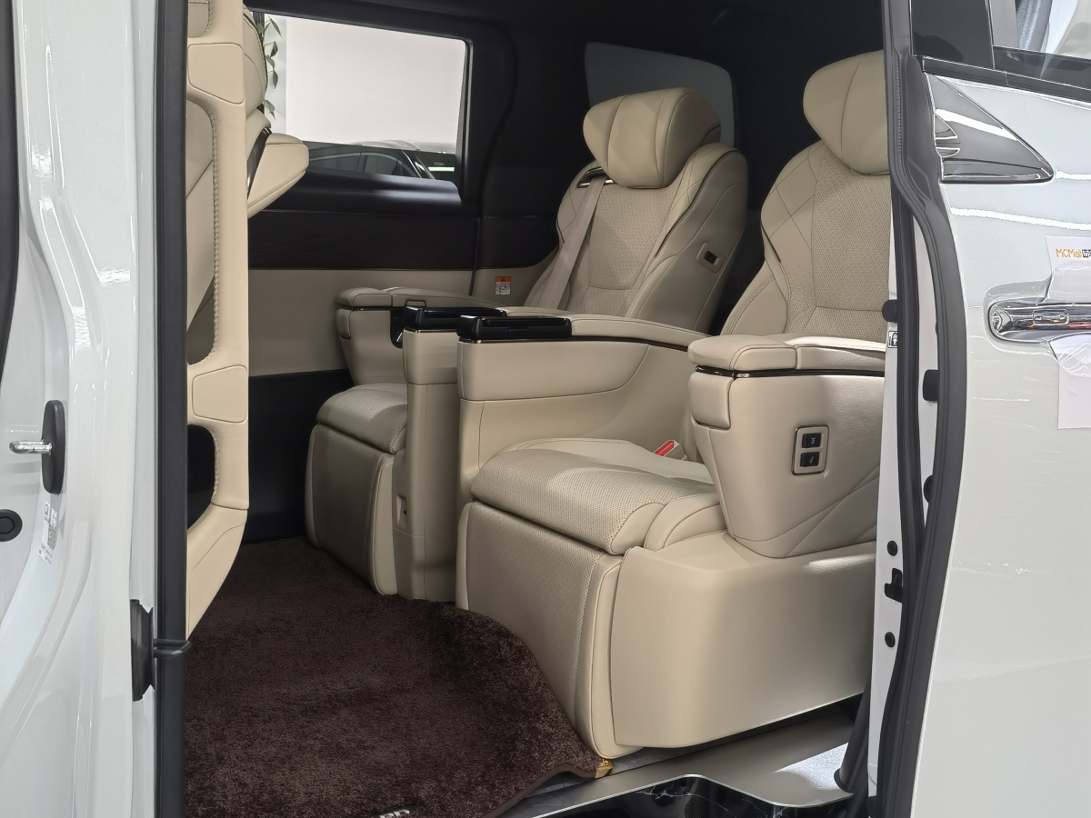 Toyota Alphard 2024 car image #8