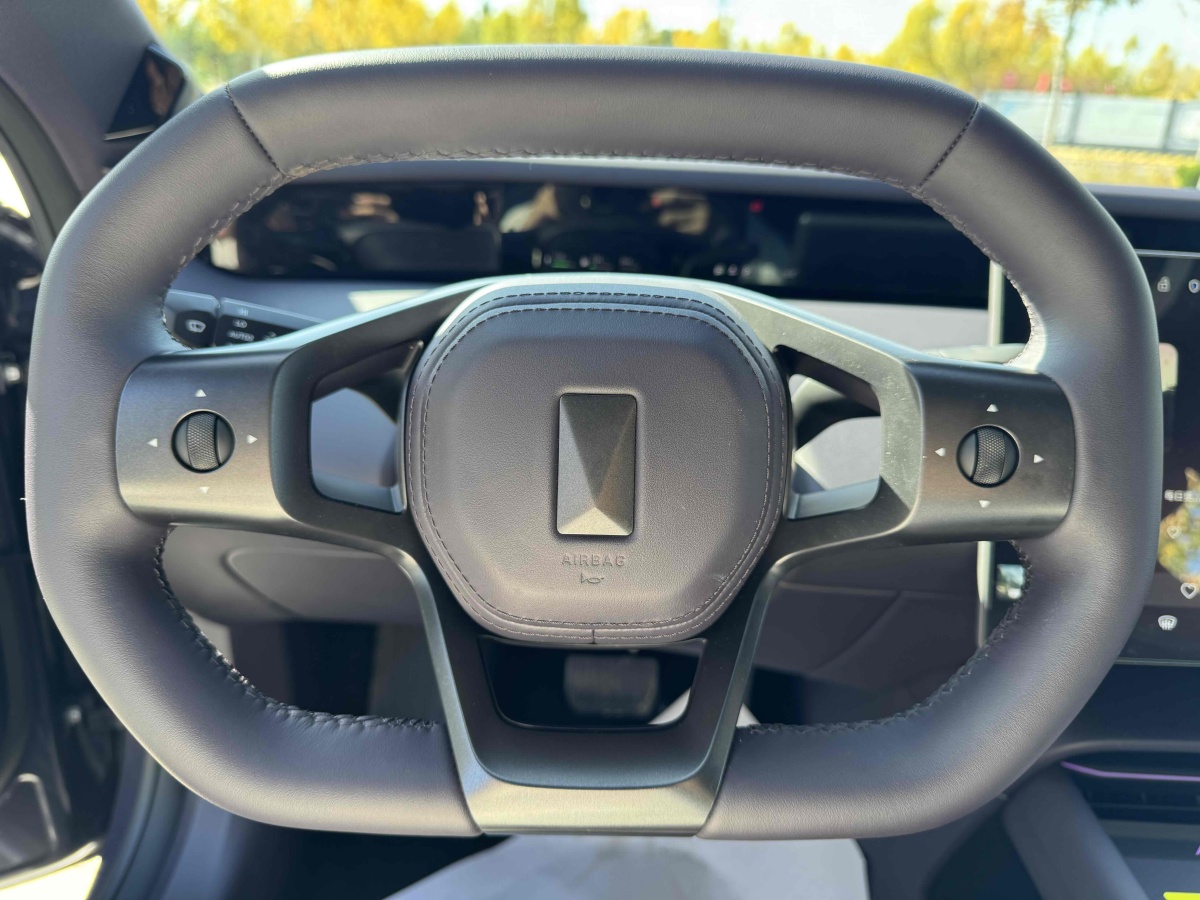 Avatr 06 2025 car image #8