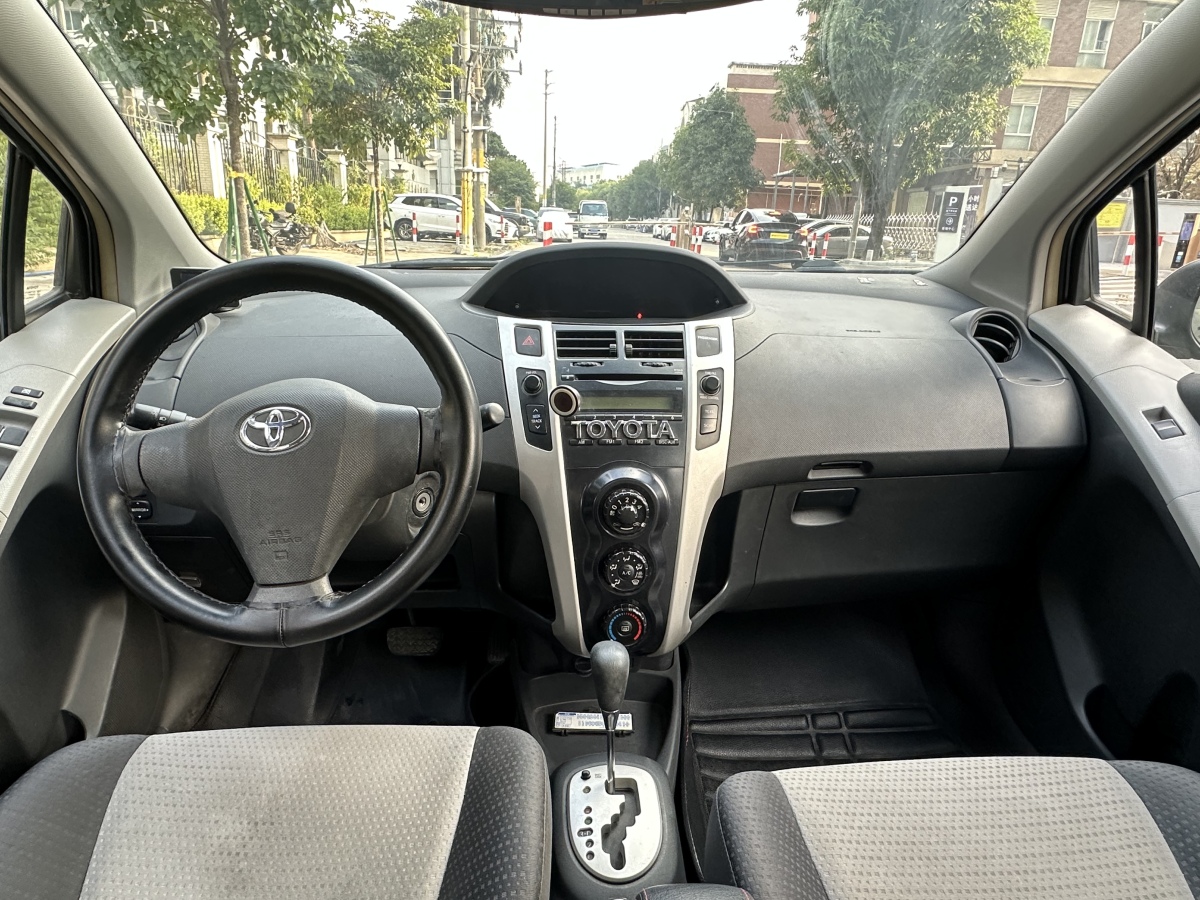 Toyota Yaris 2010 #8 Toyota Yaris 2010 car image #8