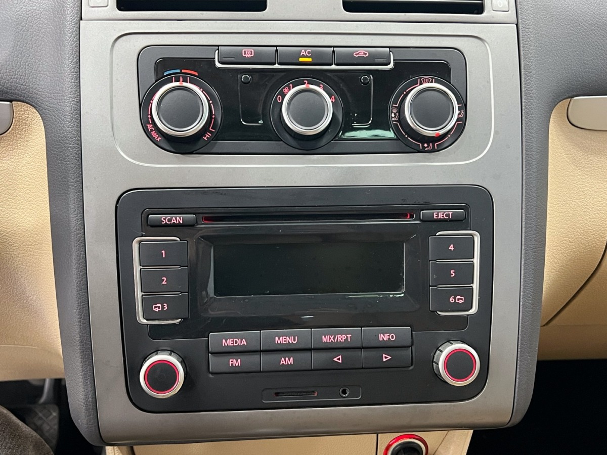 Volkswagen Touran 2012 car image #8