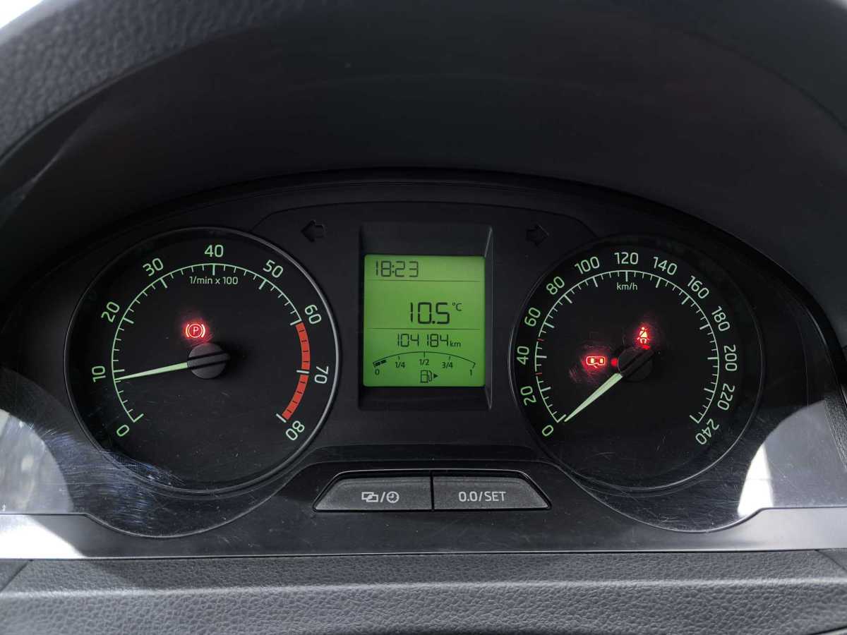 Skoda Rapid 2014 car image #8