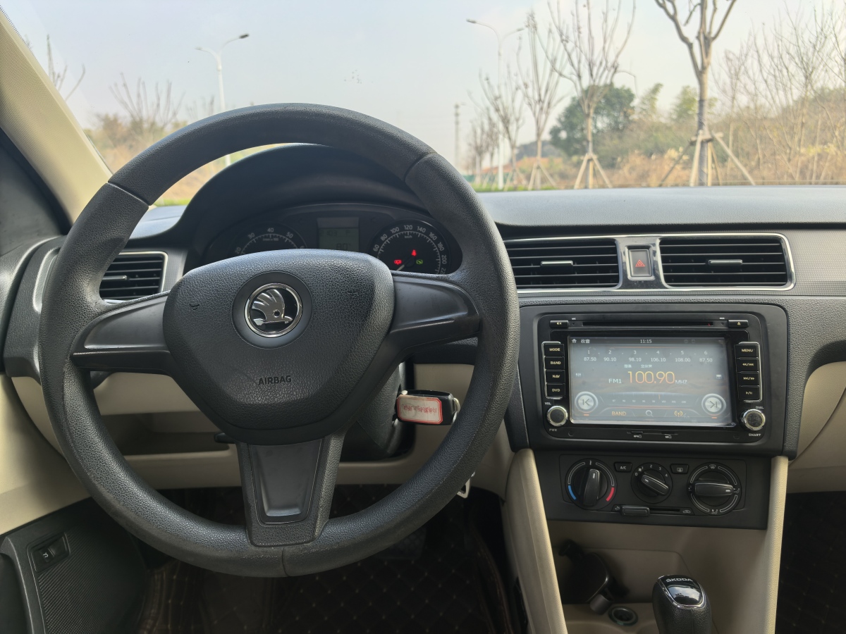 Skoda Rapid 2014 car image #8