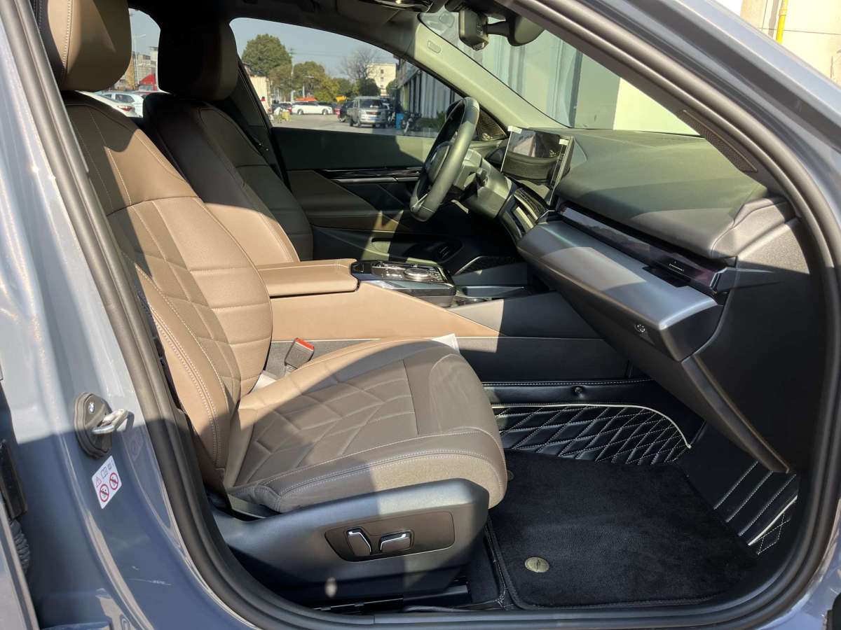 BMW i5 2025 #8 BMW i5 2025 car image #8