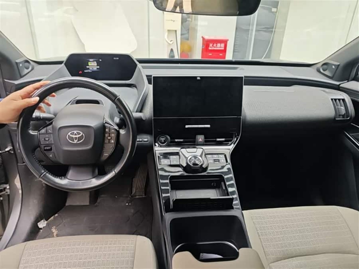 Toyota bZ4X 2022 immagine di auto #8