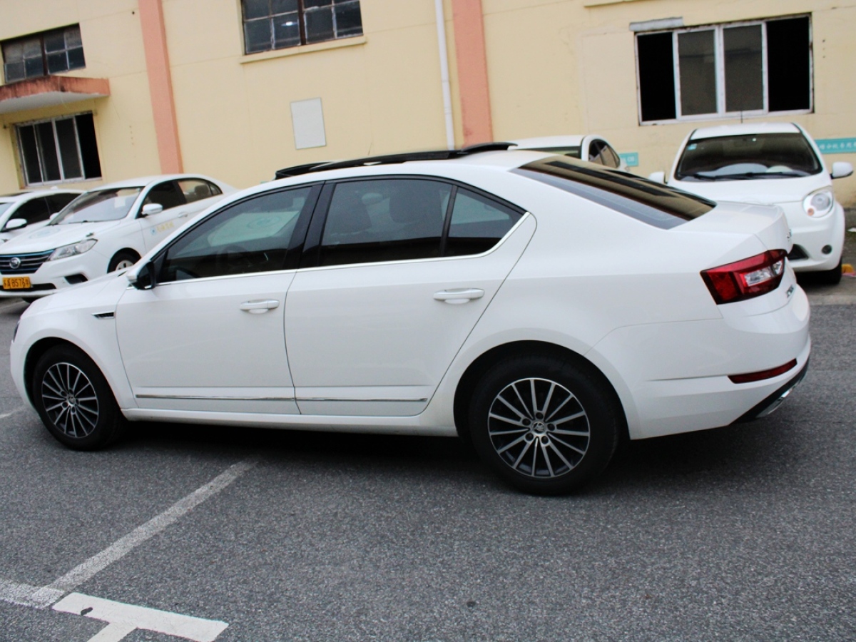 Skoda Octavia 2020 car image #8
