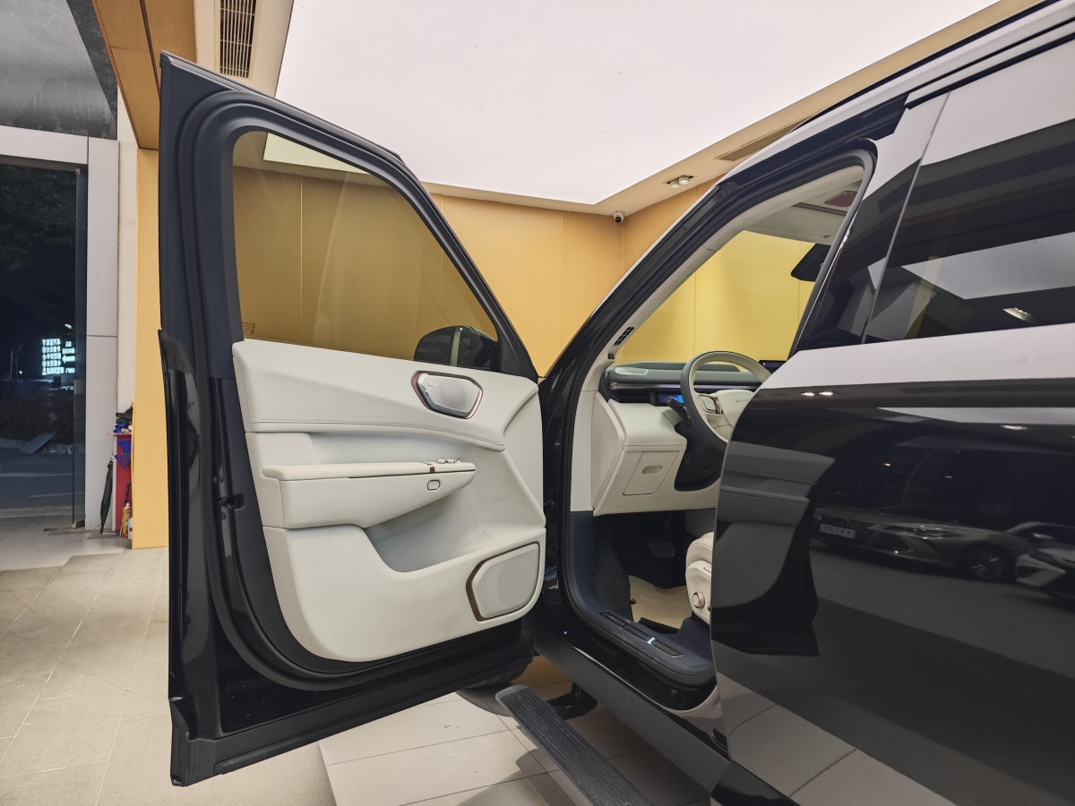 Lynk & Co 900 2025 car image #8