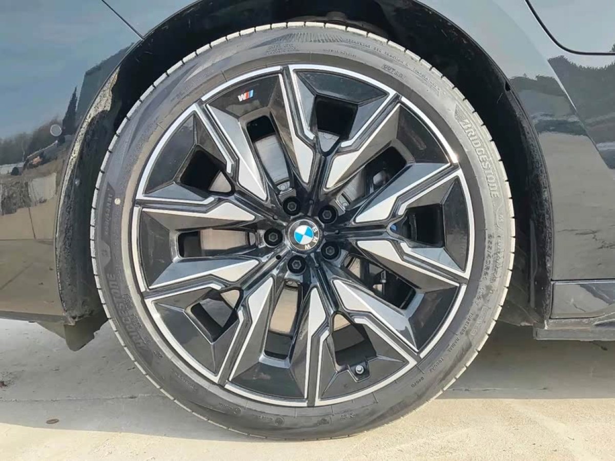 BMW i7 M70L 2025 car image #8