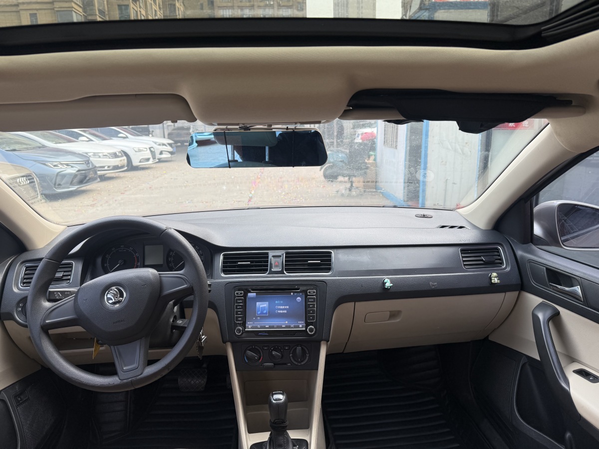 Skoda Rapid 2015 car image #8