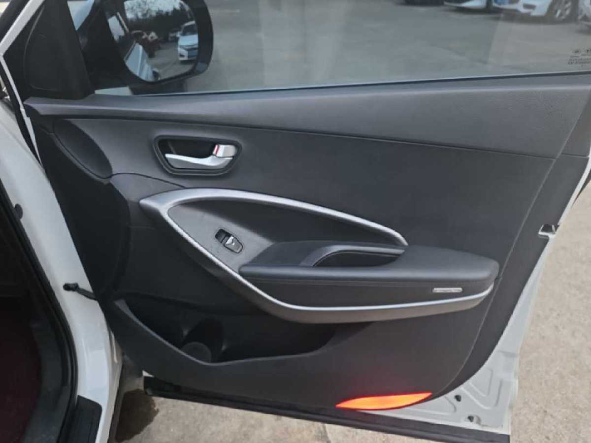 Hyundai Santa Fe 2014 car image #8