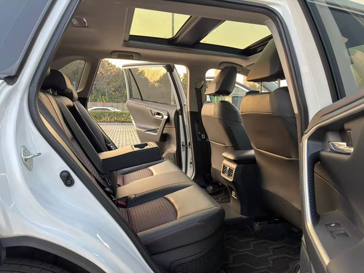 Toyota RAV4 Hybird E+ 2021 immagine di auto #8