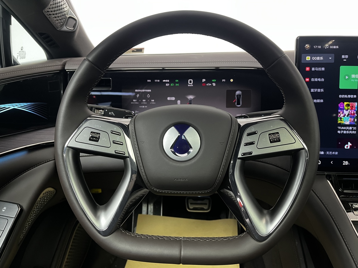 Denza Z9 2024 car image #8