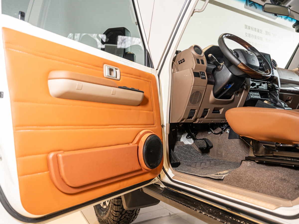 Toyota FJ Cruiser 2024 car image #8