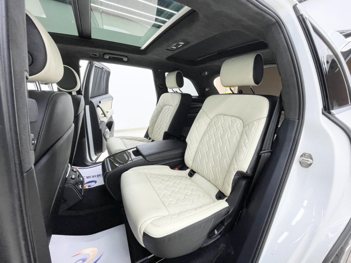 Audi Q7 2010 car image #8