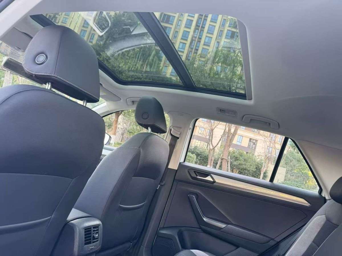 Volkswagen T-Roc 2023 car image #8