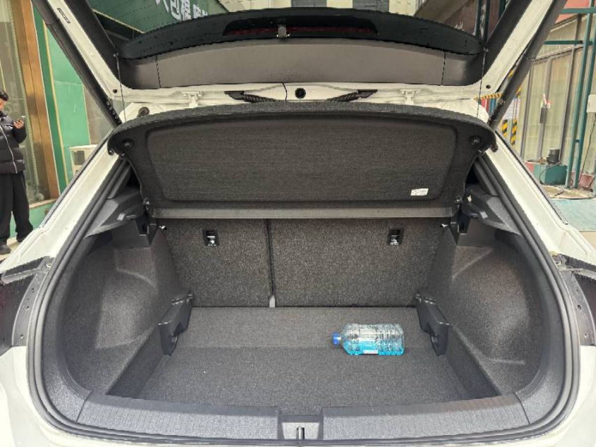 Volkswagen T-Roc 2025 car image #8