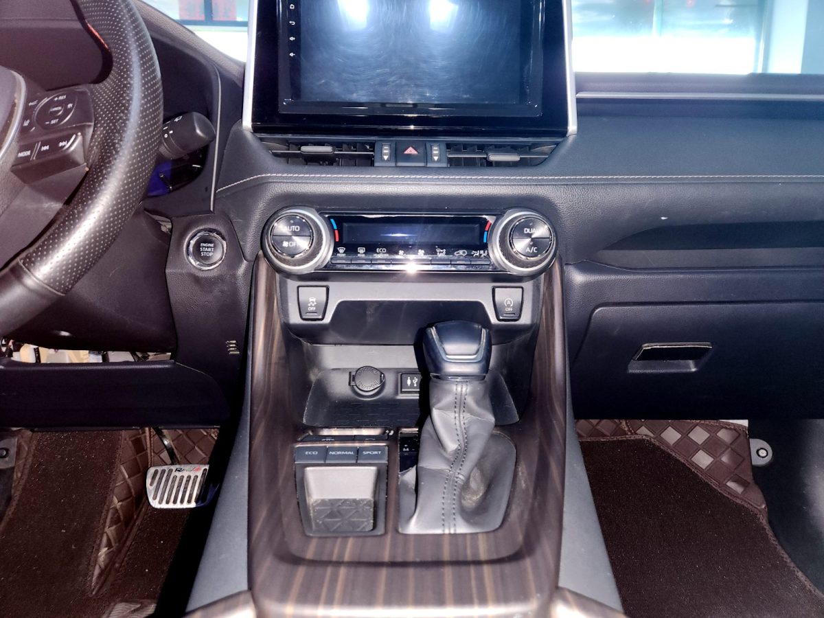 Toyota RAV4 2022 car image #8