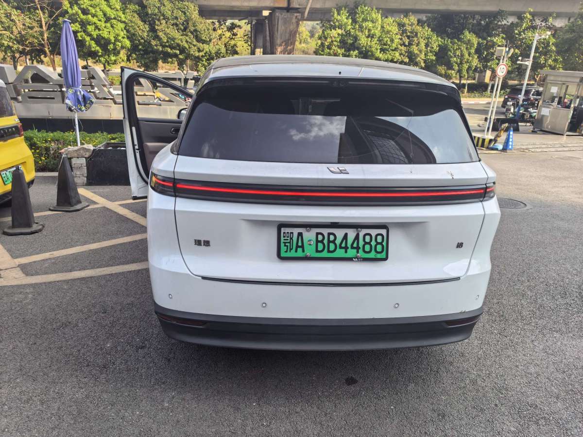 Li i8 2025 image de voiture #8