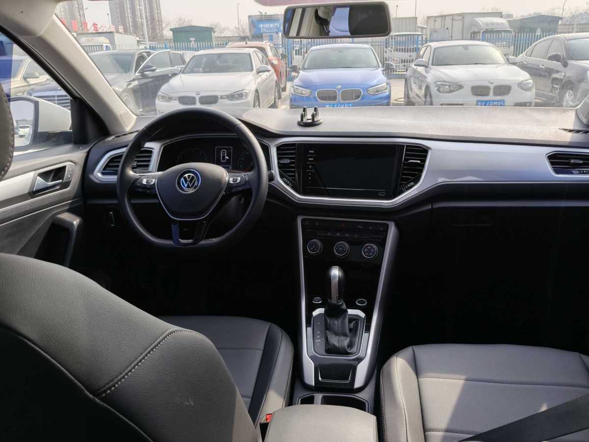 Volkswagen T-Roc 2023 car image #8