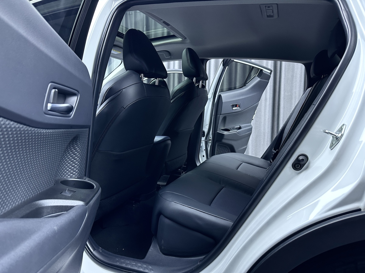 Toyota C-HR 2023 car image #8