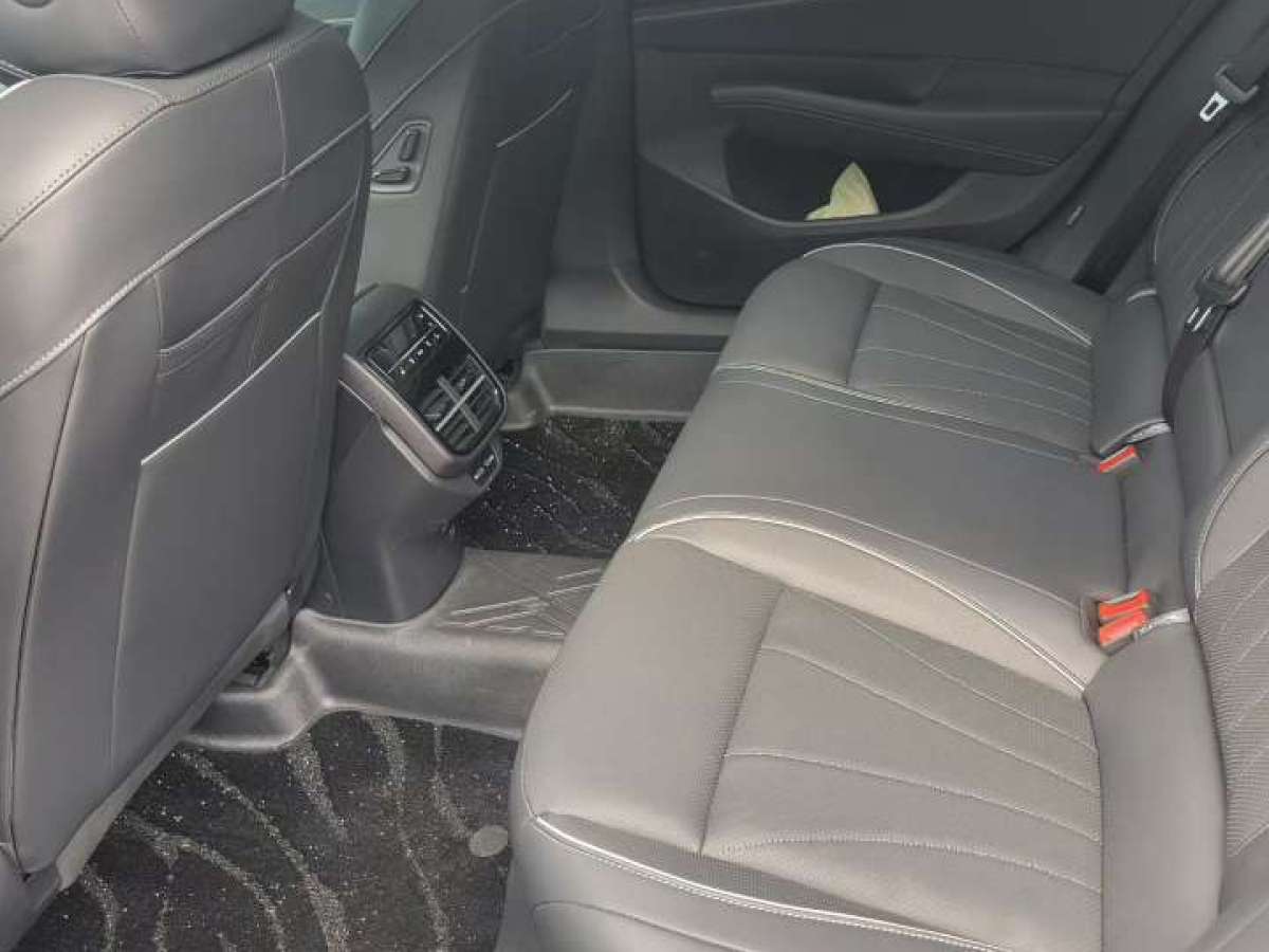 Volkswagen Passat 2025 car image #8
