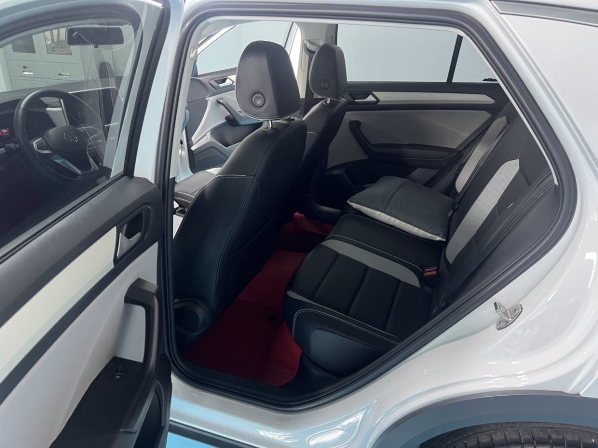 Volkswagen T-Roc 2023 car image #8