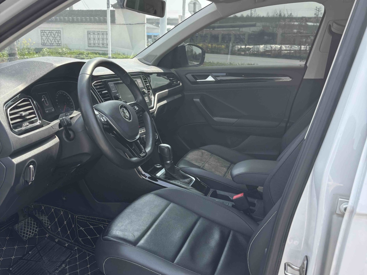 Volkswagen T-Roc 2019 car image #8