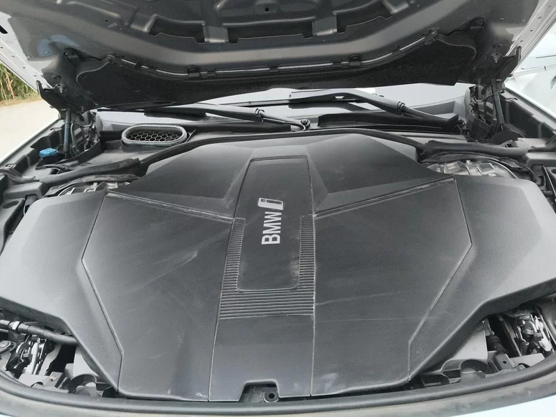 BMW i7 M70L 2023 car image #8