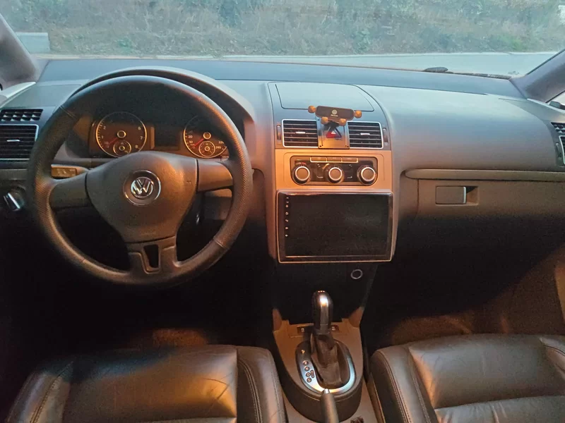 Volkswagen Touran 2015 car image #8