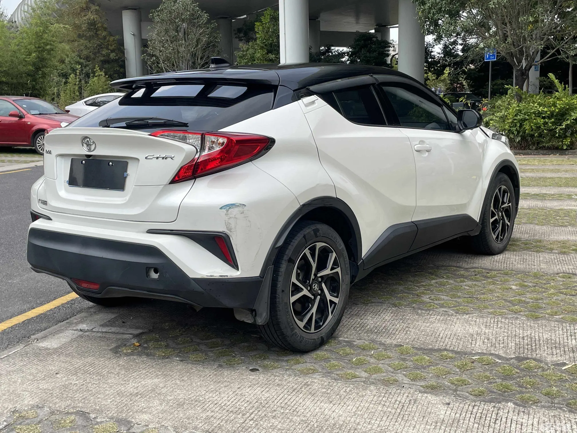 Toyota C-HR 2020 car image #8