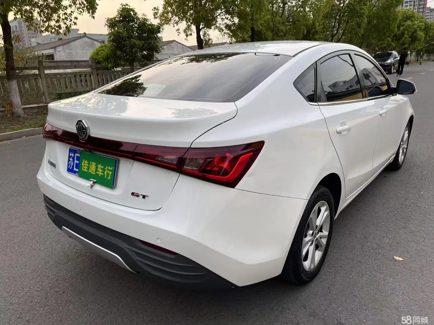 MG GT 2016 car image #8