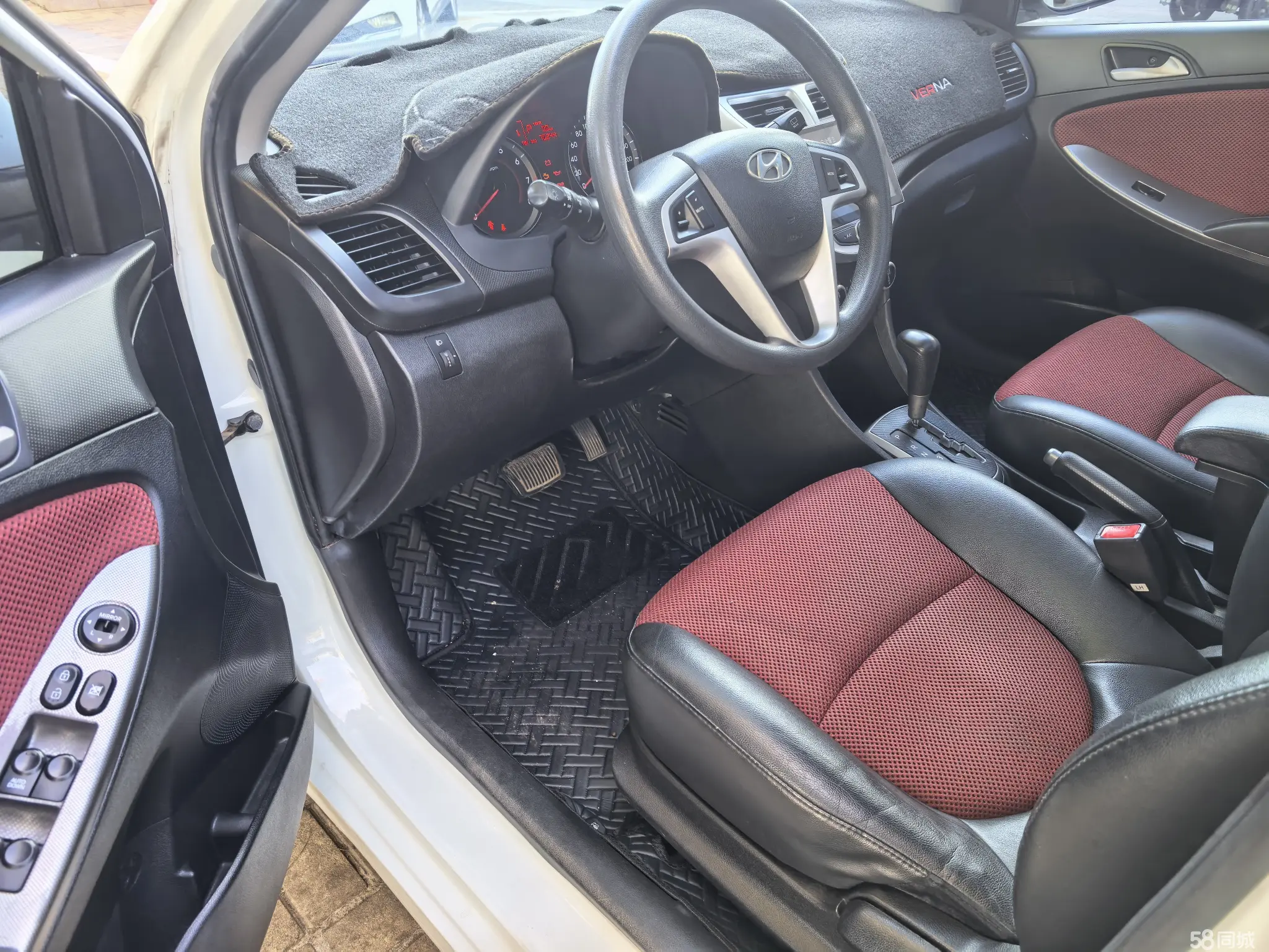 Hyundai Reina Hatchback 2015 car image #8