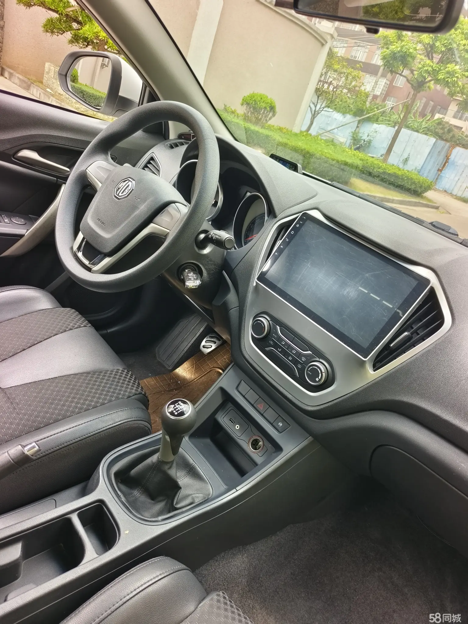 MG GT 2015 car image #8