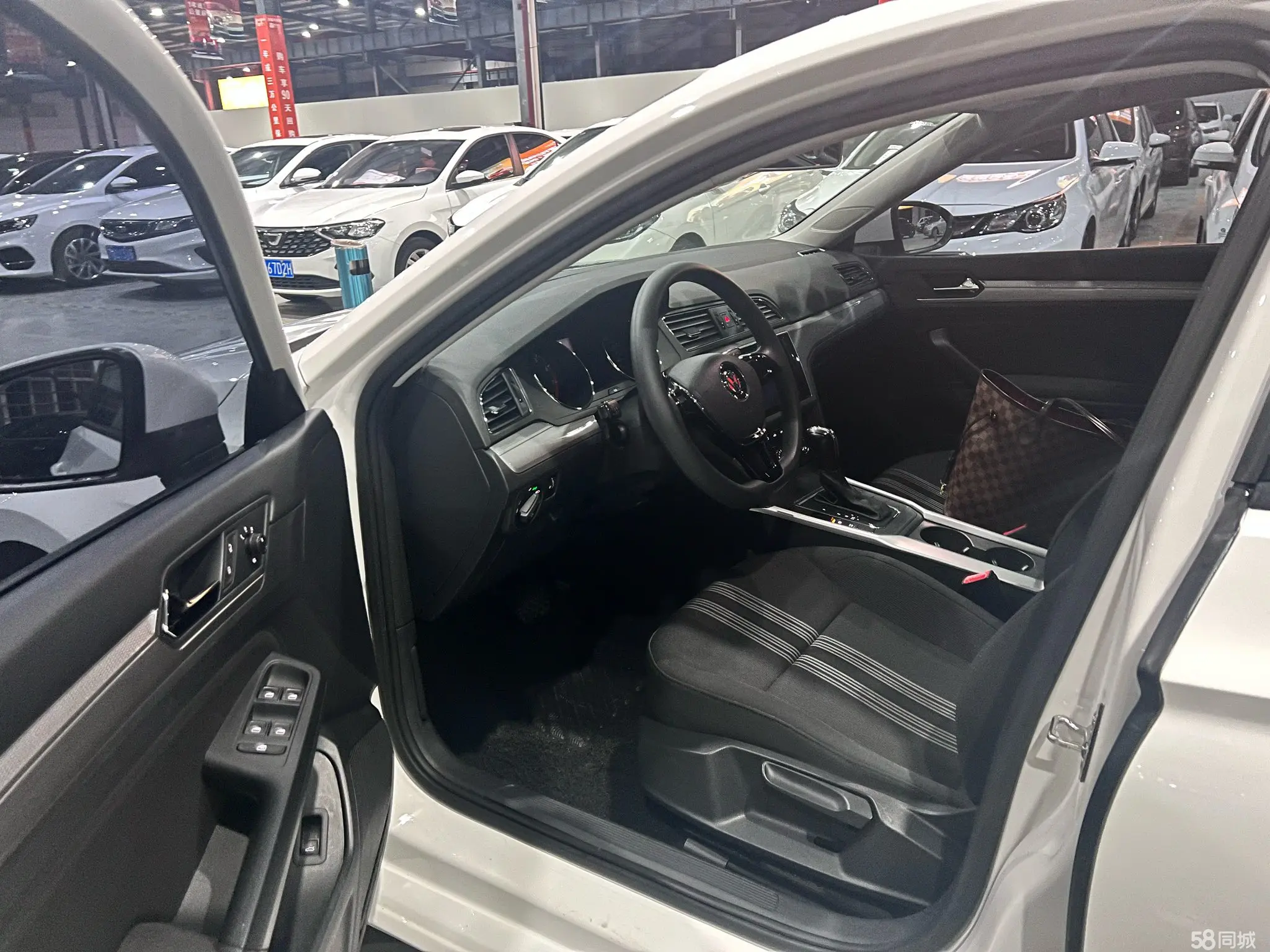 Volkswagen Lamando 2016 immagine di auto #8