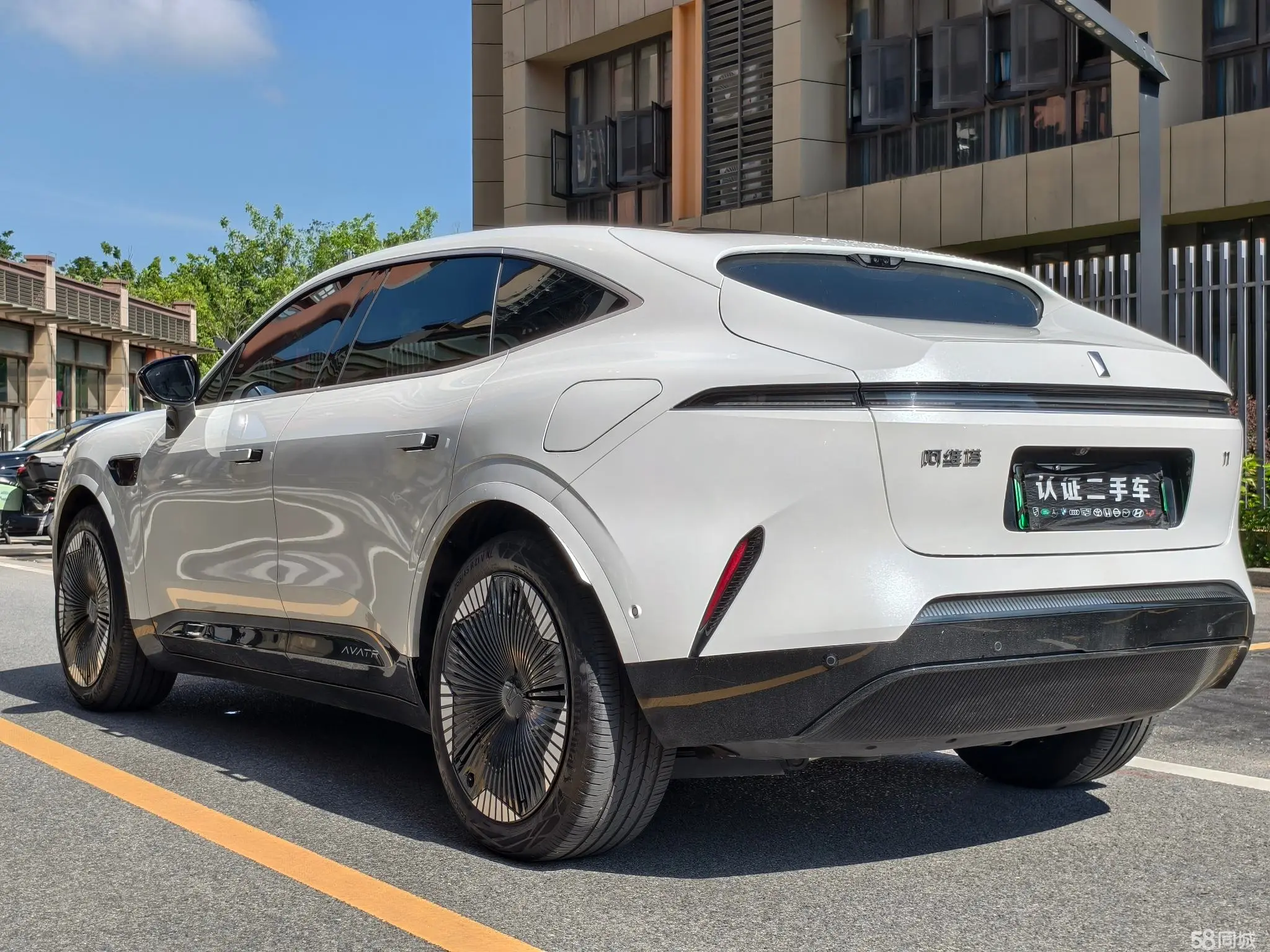 Avatr 11 2024 car image #8