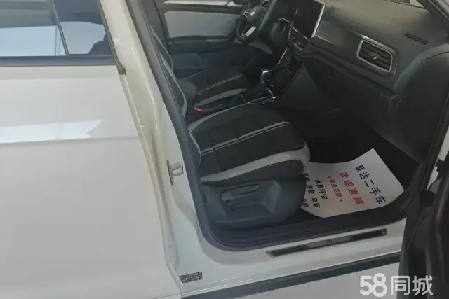 Volkswagen T-Roc 2023 car image #8