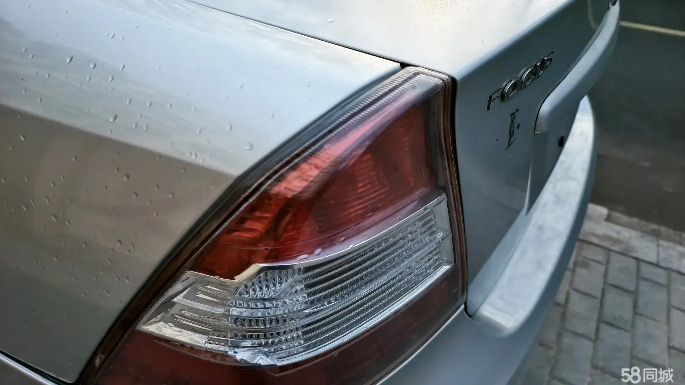 Ford Focus 2010 car image #8