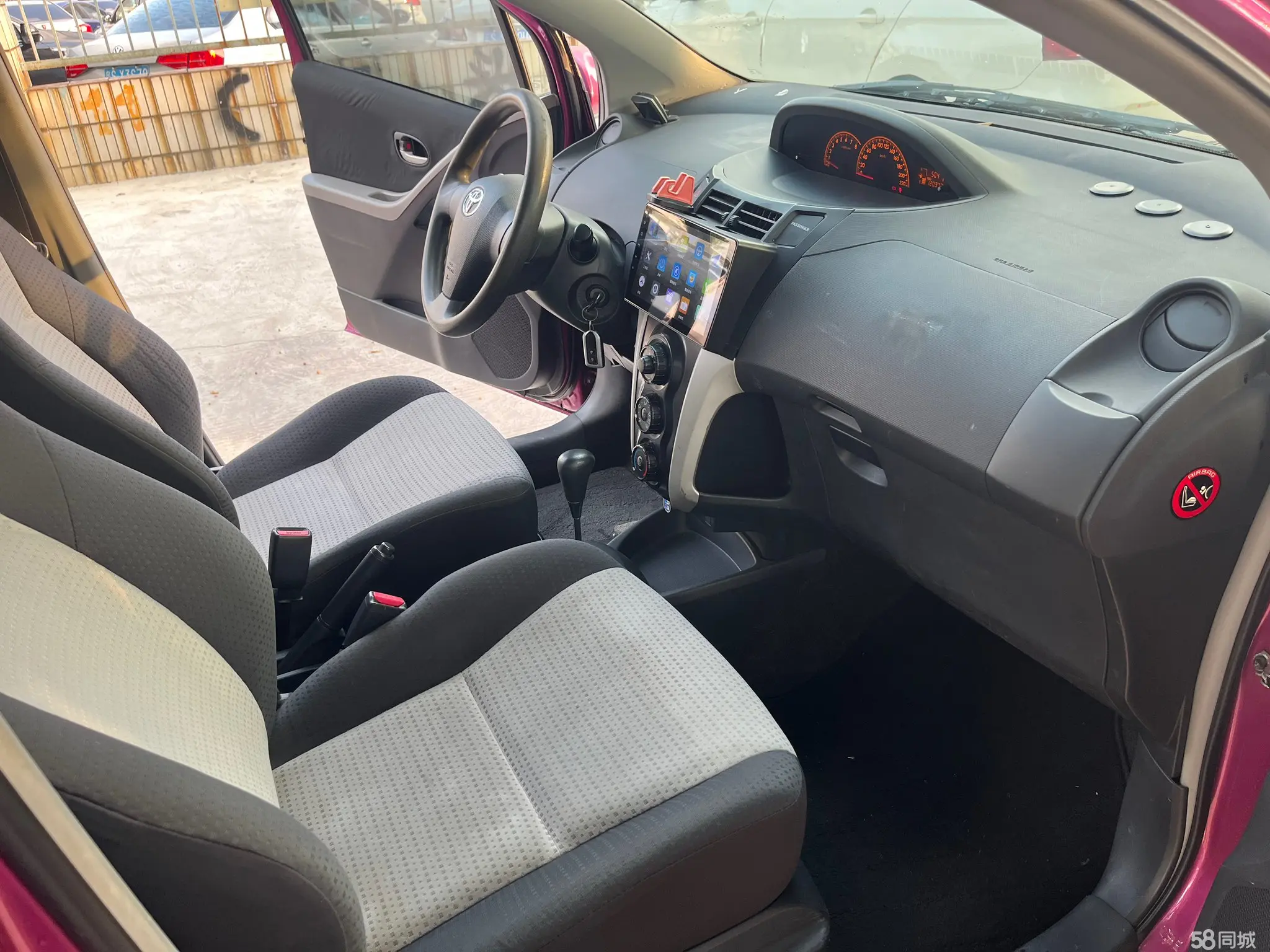 Toyota Yaris 2010 car image #8