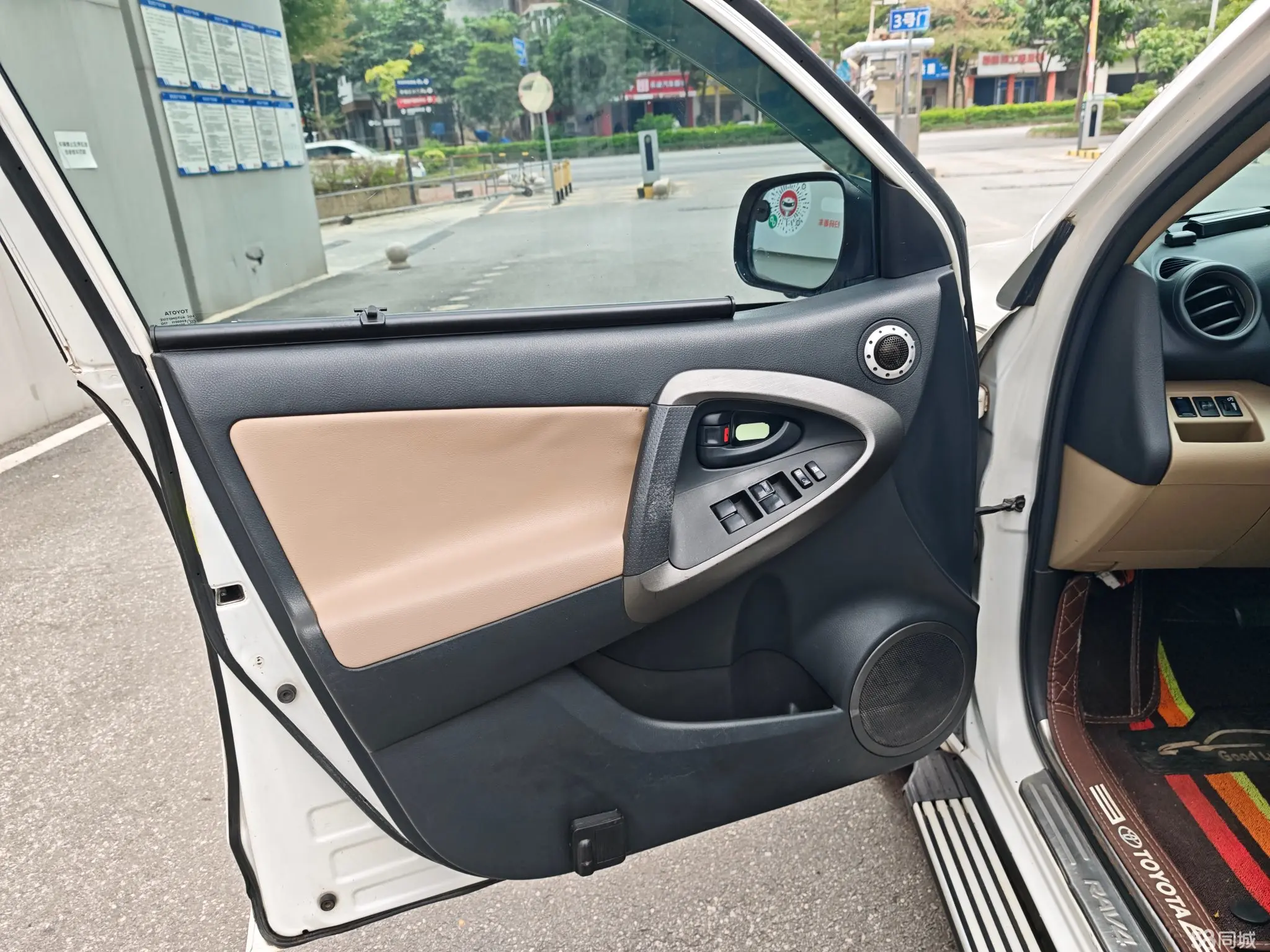 Toyota RAV4 2011 car image #8