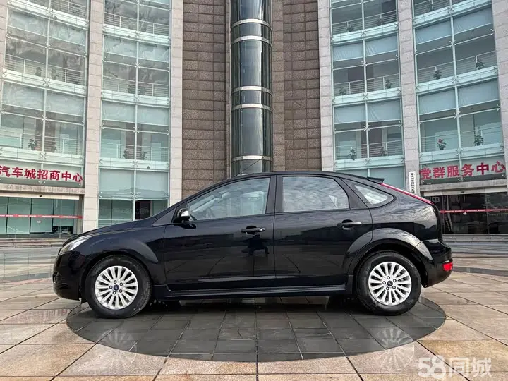 Ford Focus 2010 car image #8