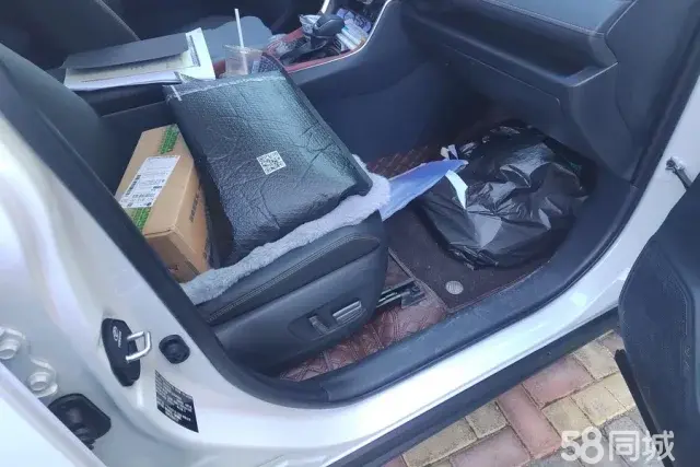 Toyota RAV4 2025 car image #8