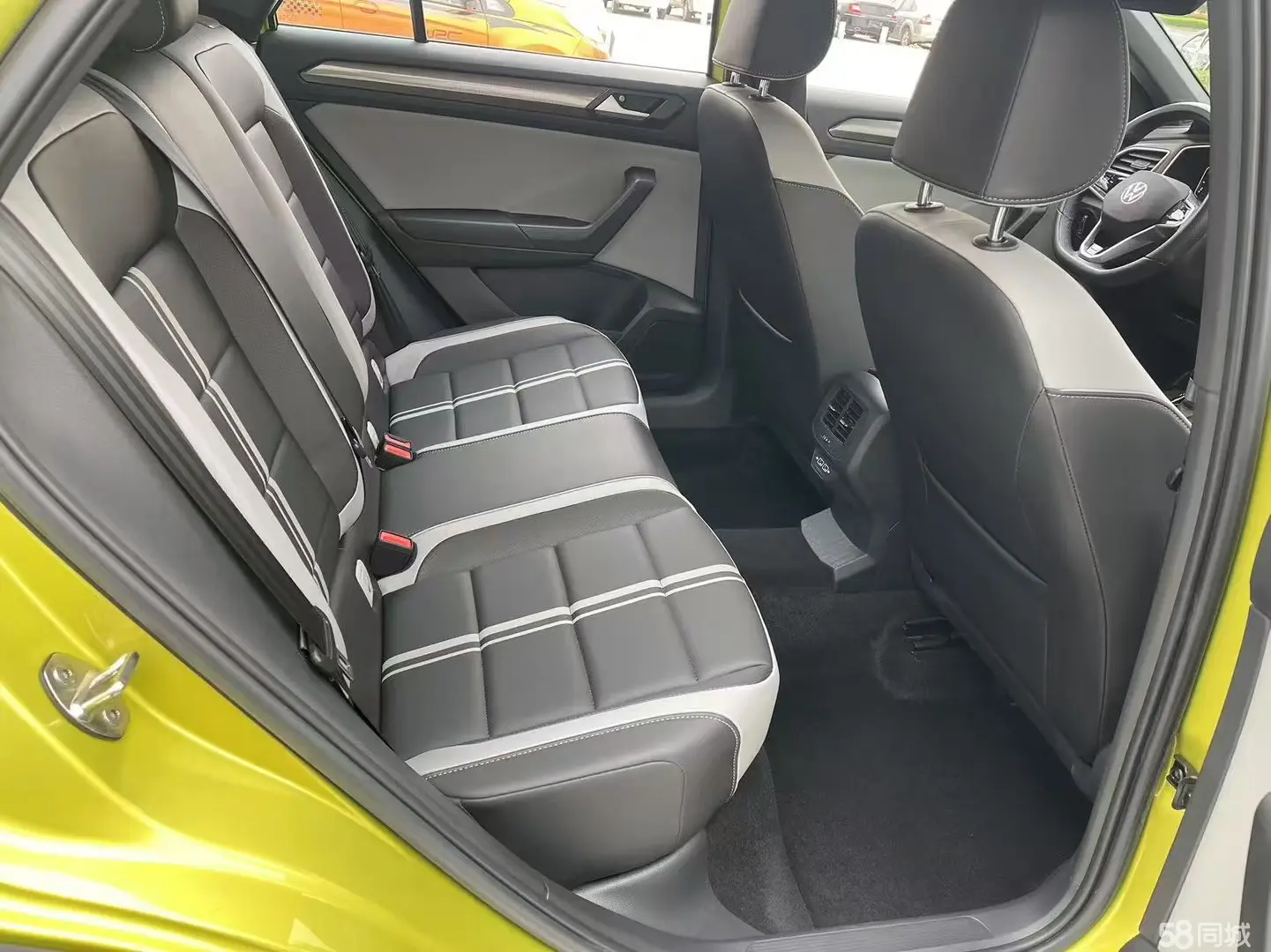 Volkswagen T-Roc 2023 car image #8