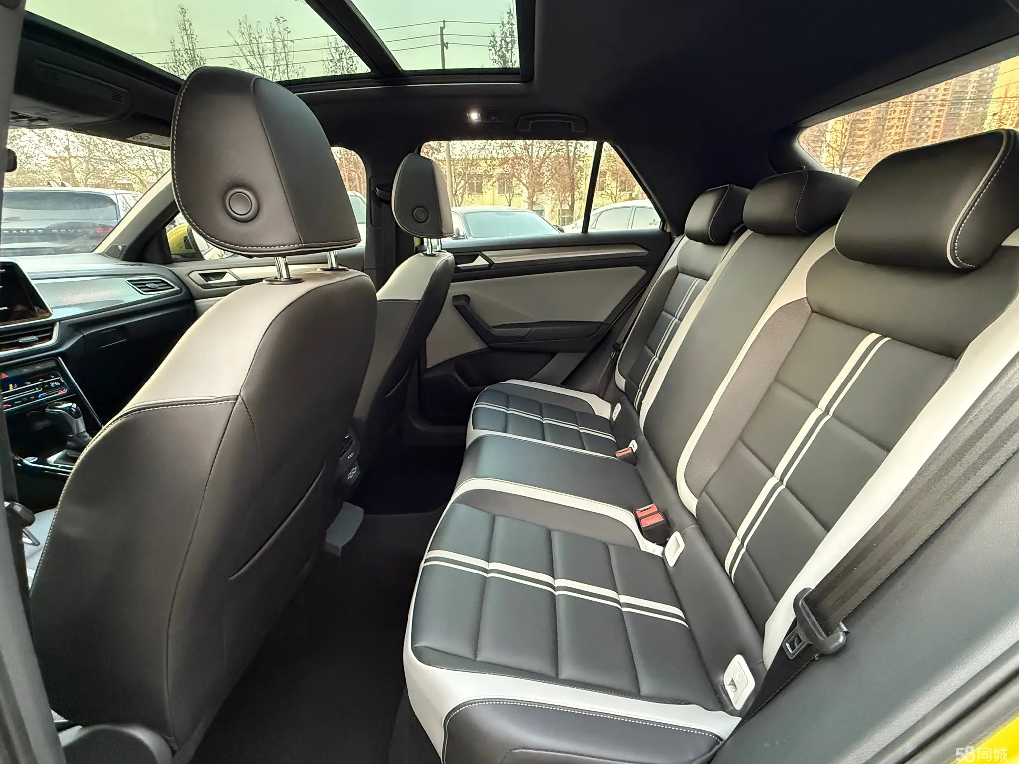 Volkswagen T-Roc 2023 car image #8