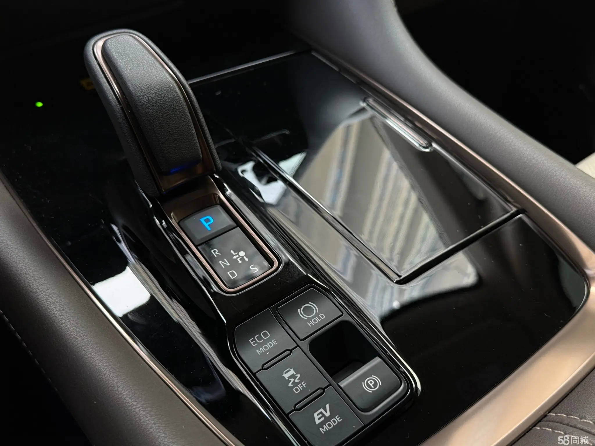 Toyota Alphard 2024 car image #8