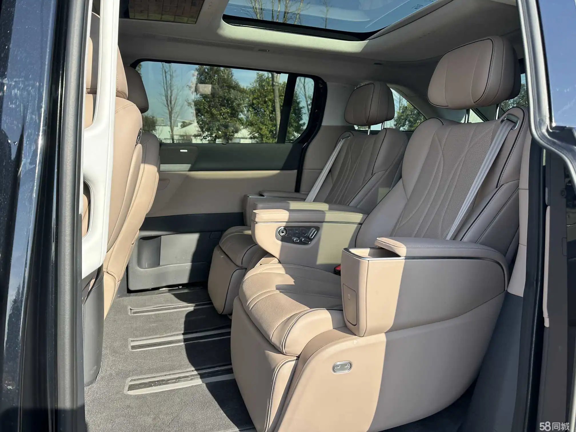 Xpeng X9 2025 car image #8