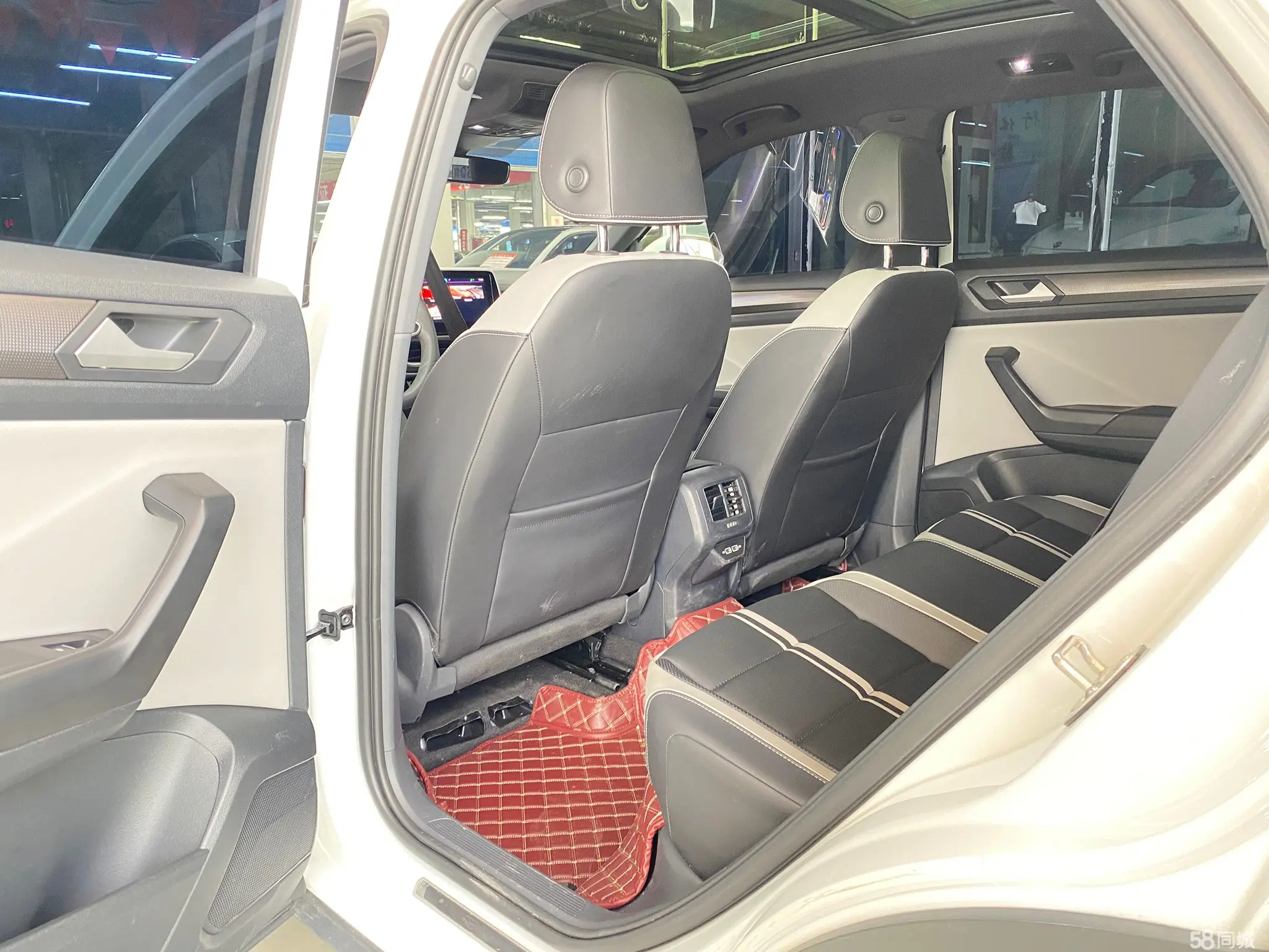 Volkswagen T-Roc 2024 car image #8