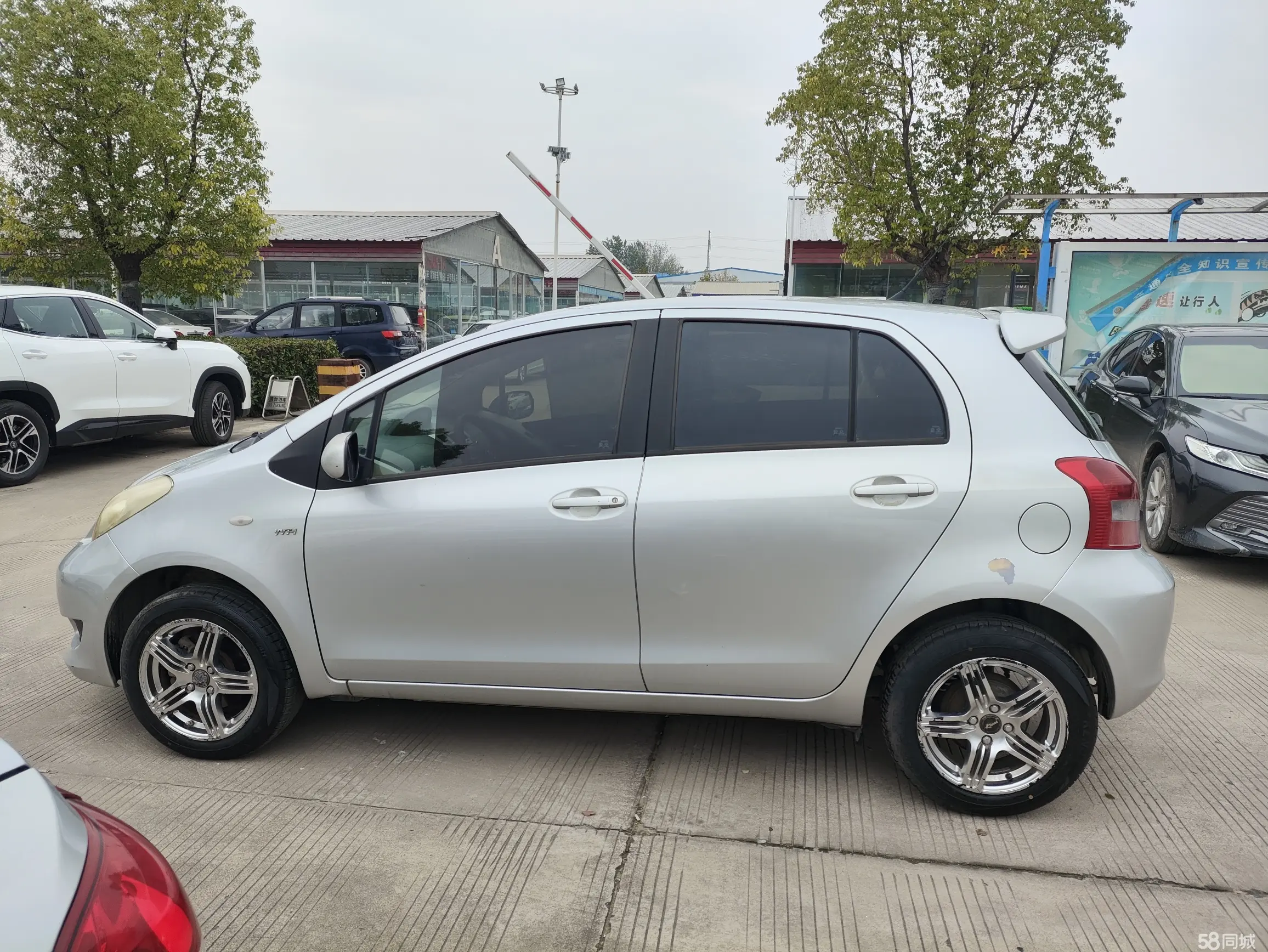 Toyota Yaris 2011 car image #8