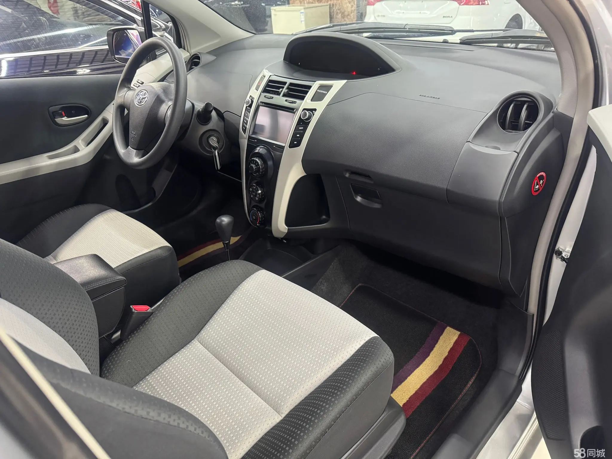 Toyota Yaris 2012 изображение автомобиля #8