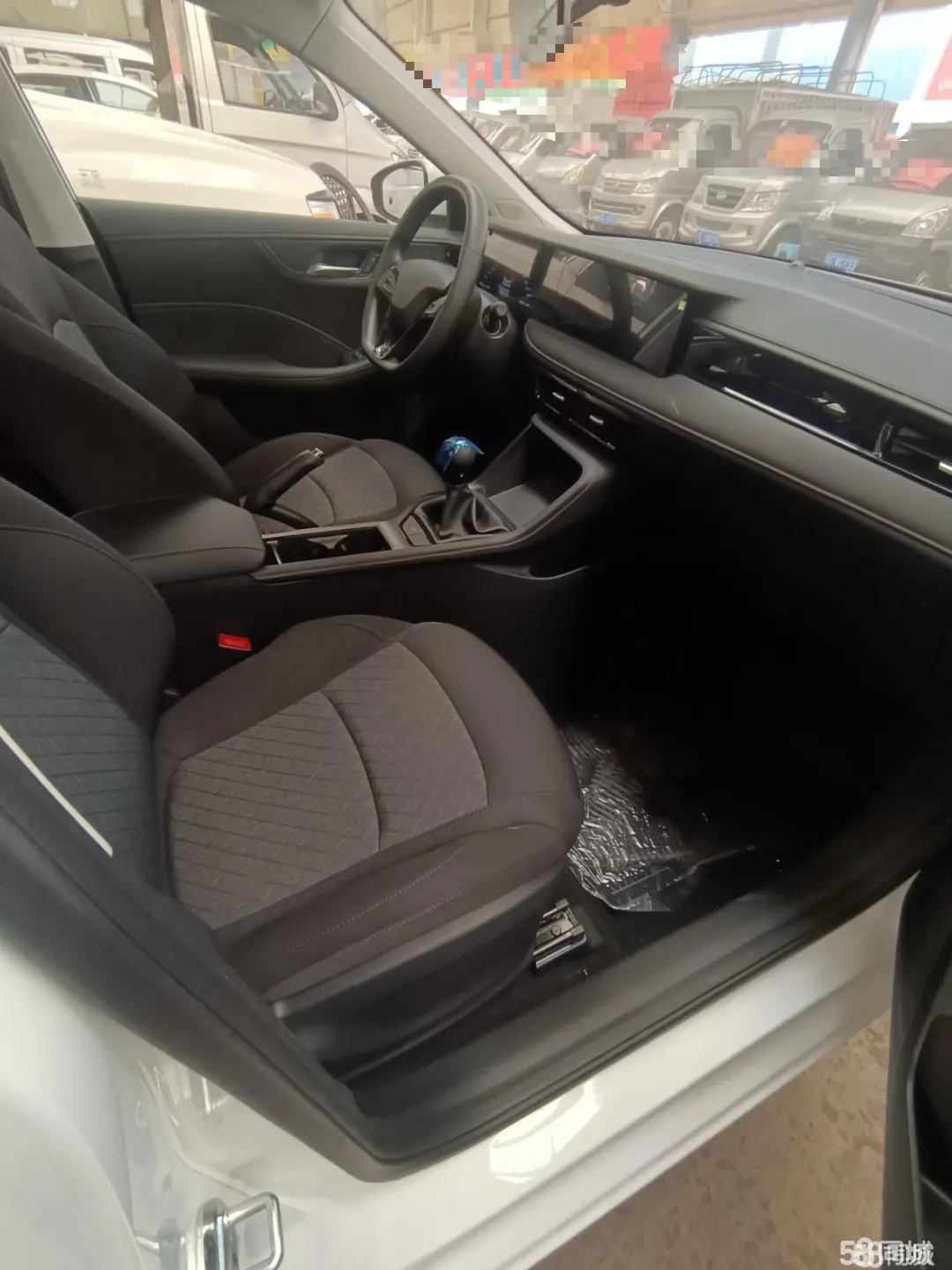 Roewe i5 2025 car image #8