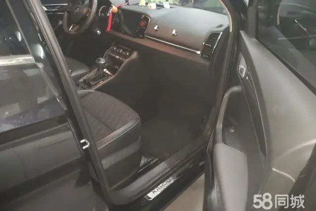 Skoda Karoq 2018 car image #8